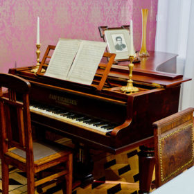 Рояль кабинетный