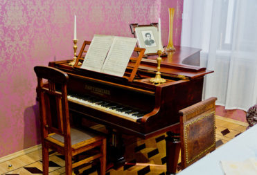Рояль кабинетный